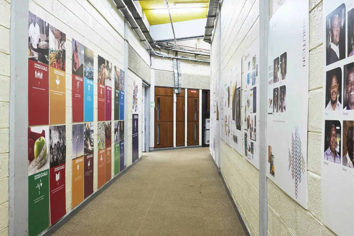 Couloir où sont exposées des photographies de fonctionnaires de l’ONUN et des informations sur les objectifs de développement durable 