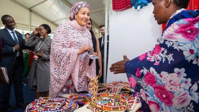 Amina J. Mohammed, Deputy Secretary-General of the UN, interacts with a vendor at an exhibition stall.