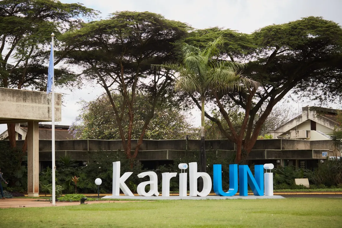 内罗毕办事处大院环岛处的“karibUNi”欢迎标志