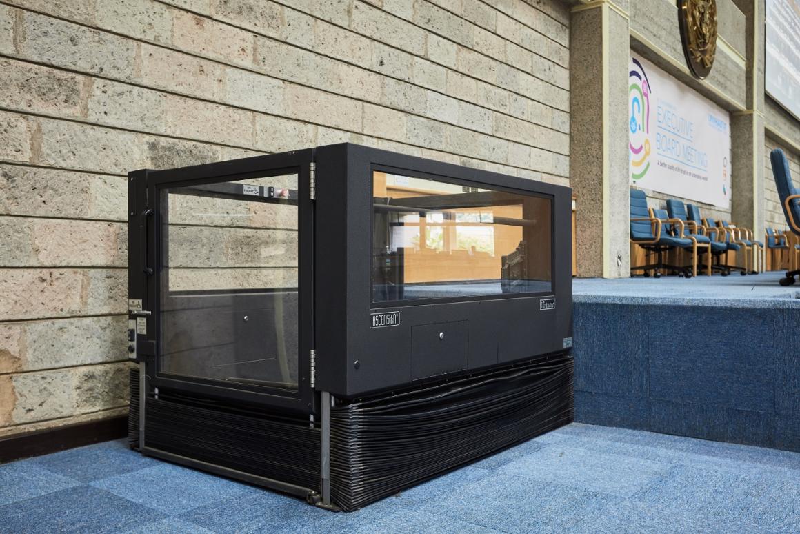 UNON DCS podium lift