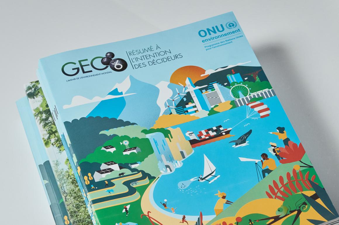 Pile de publications colorées produites par la Section des services de publication de la Division des services de  conférence de l’ONUN 