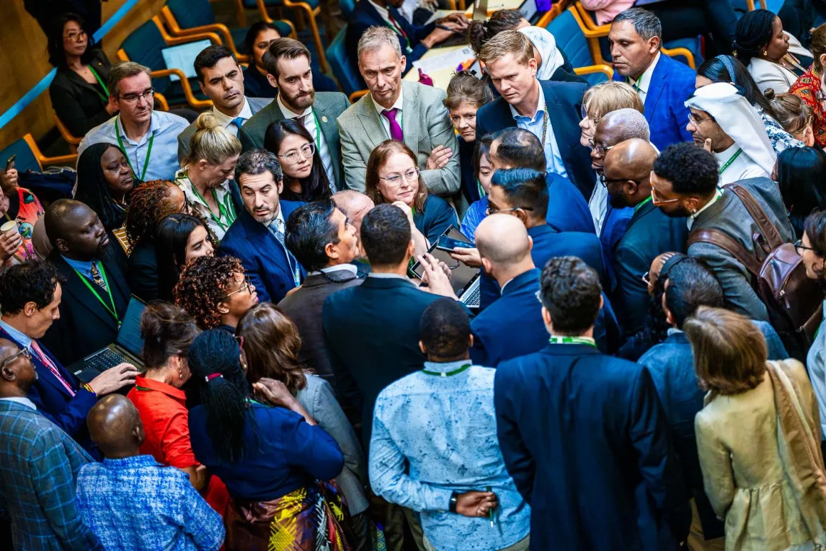 Delegates negotiate in a huddle